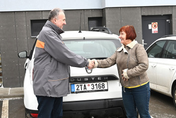 Obcím, které nejvíce zasáhly loňské povodně, daroval ČEZ terénní auta Obcím, které nejvíce zasáhly loňské povodně, daroval ČEZ terénní auta